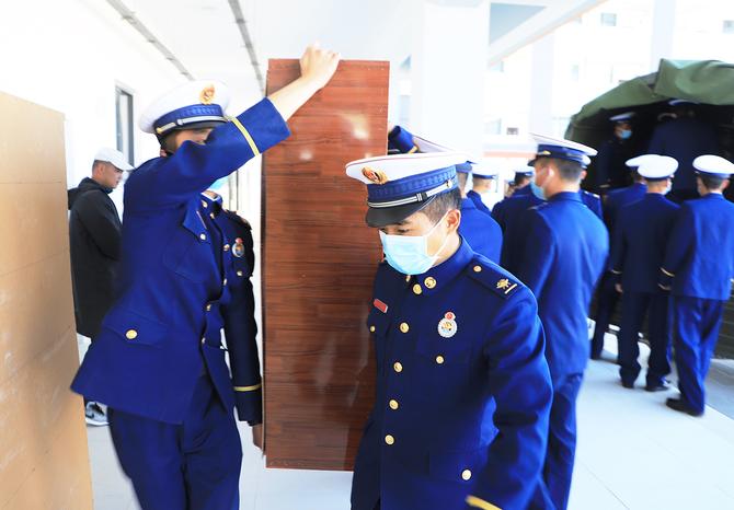 捐贈書柜。（木曉東攝）