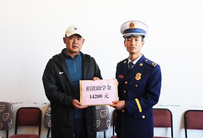 送上捐資助學金。（王杰攝）