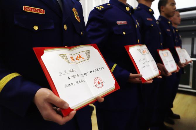 為“學雷鋒”打字比賽獲獎者頒獎。（王杰攝）