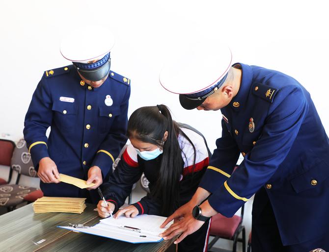 為資助學生分發(fā)助學金。（王杰攝）