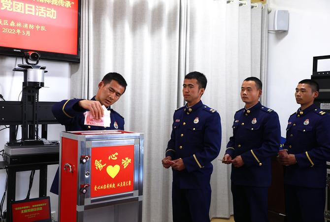 中隊消防救援人員捐款。（王杰攝）