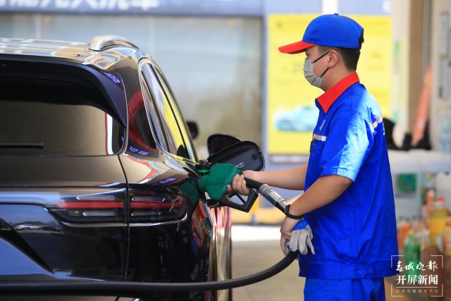 汽油與新能源汽車“比翼雙漲”！今夜24時(shí)，“95號”將破“9”！ 油價(jià) 高偉 攝