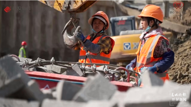 俊發(fā)未來(lái)城內(nèi)，工人正在施工 供圖.png