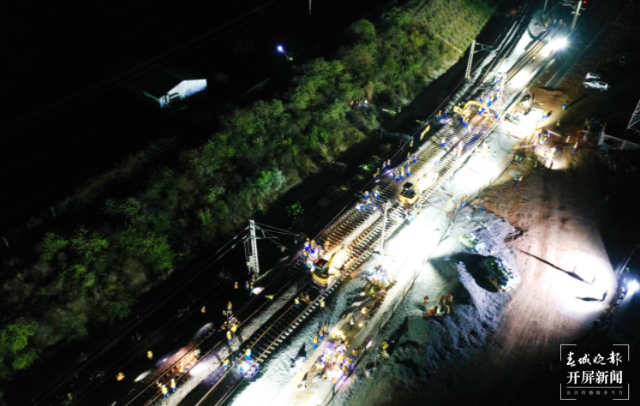 800人鏖戰(zhàn)6小時(shí)，云南彌蒙高鐵最大車站改道完成（中國(guó)鐵路昆明局集團(tuán) 供圖）