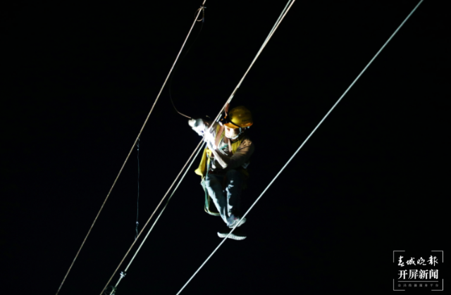 800人鏖戰(zhàn)6小時(shí)，云南彌蒙高鐵最大車站改道完成（中國(guó)鐵路昆明局集團(tuán) 供圖）