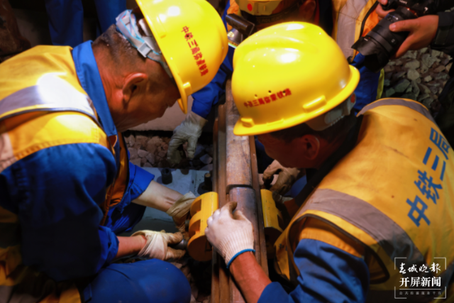 800人鏖戰(zhàn)6小時(shí)，云南彌蒙高鐵最大車站改道完成（中國(guó)鐵路昆明局集團(tuán) 供圖）