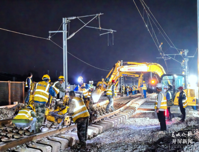 800人鏖戰(zhàn)6小時(shí)，云南彌蒙高鐵最大車站改道完成（中國(guó)鐵路昆明局集團(tuán) 供圖）