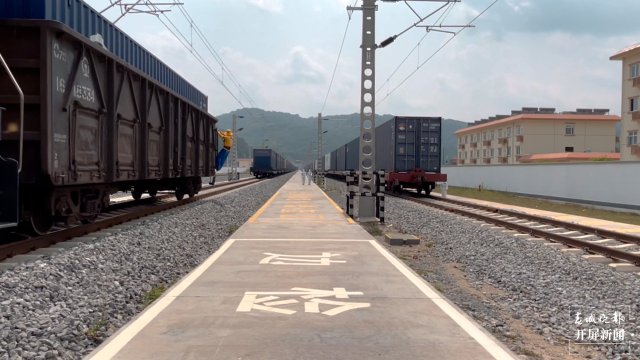 云南跨境電商商品首次通過中老鐵路出口（開屏新聞記者 張勇 通訊員 鐘九生 攝）