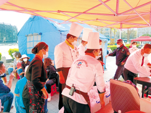 愛心企業(yè)給防疫工作人員送餐。 金辰街道供圖