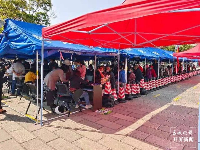 雞蛋、牛奶、消費(fèi)券……呈貢區(qū)準(zhǔn)備好了福利包“喊你打疫苗” 閔楠 通訊員 田佳麗 孫思琪 趙玥 楊玲 攝