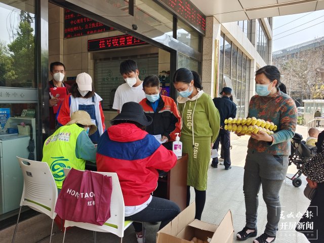 雞蛋、牛奶、消費(fèi)券……呈貢區(qū)準(zhǔn)備好了福利包“喊你打疫苗” 閔楠 通訊員 田佳麗 孫思琪 趙玥 楊玲 攝