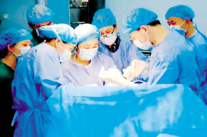 醫(yī)護(hù)人員為患者做手術(shù)。 云南省中醫(yī)醫(yī)院供圖