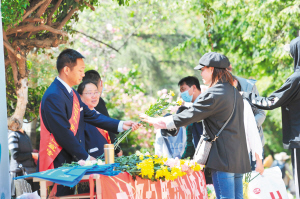 殯葬服務(wù)機(jī)構(gòu)為市民提供鮮花祭掃。 記者黃曉松攝