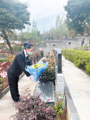 晉福古園清明節(jié)期間開(kāi)展免費(fèi)“代客祭掃”服務(wù)。本組圖片除署名外均為供圖