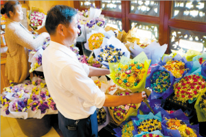 鮮花成市民祭掃首選。