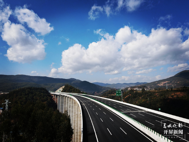 新楚大高速公路正式通車 開屏新聞?dòng)浾?王磊 攝影報(bào)道