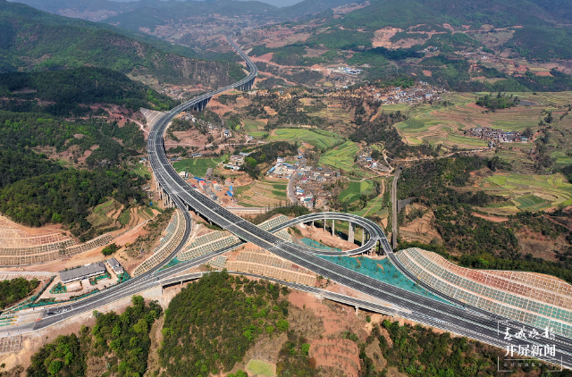 新楚大高速公路正式通車 開屏新聞?dòng)浾?王磊 攝影報(bào)道
