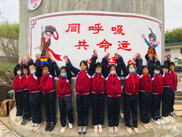 曲靖愛心人士為紅土墻小學(xué)送去春天里的“溫暖”