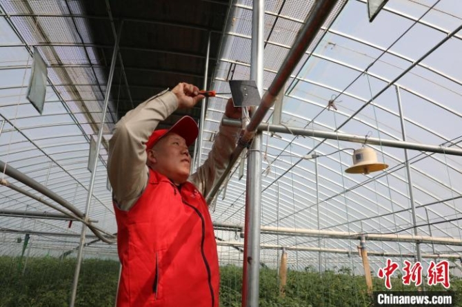 技術(shù)人員在安裝調(diào)試“小喇叭”。　李冰冰 攝