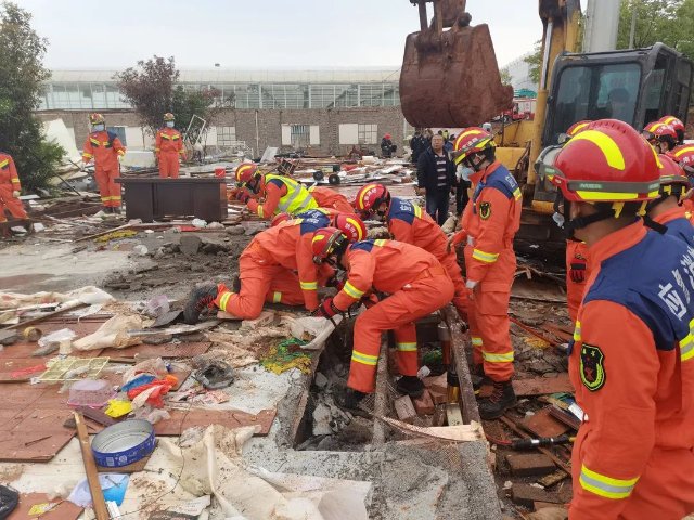 昆明一建筑工地倒塌，3人被埋（圖源云南消防）
