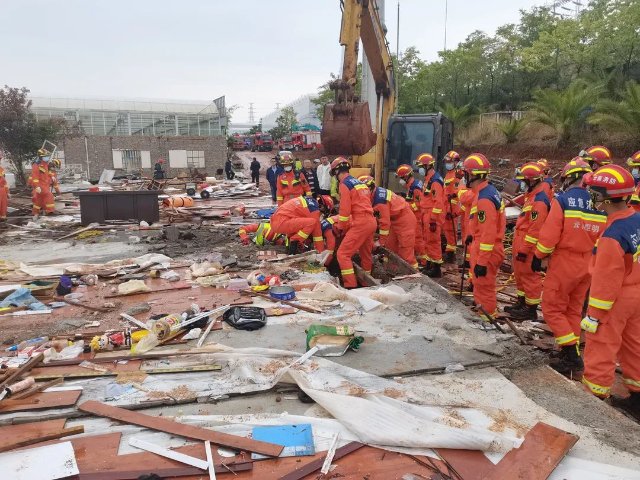 昆明一建筑工地倒塌，3人被埋（圖源云南消防）