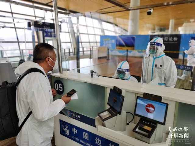 昆明長(zhǎng)水機(jī)場(chǎng)啟用疫情防控臨時(shí)查驗(yàn)專(zhuān)區(qū) 春城晚報(bào)-開(kāi)屏新聞?dòng)浾邚堄?通訊員 徐彥 攝影報(bào)道