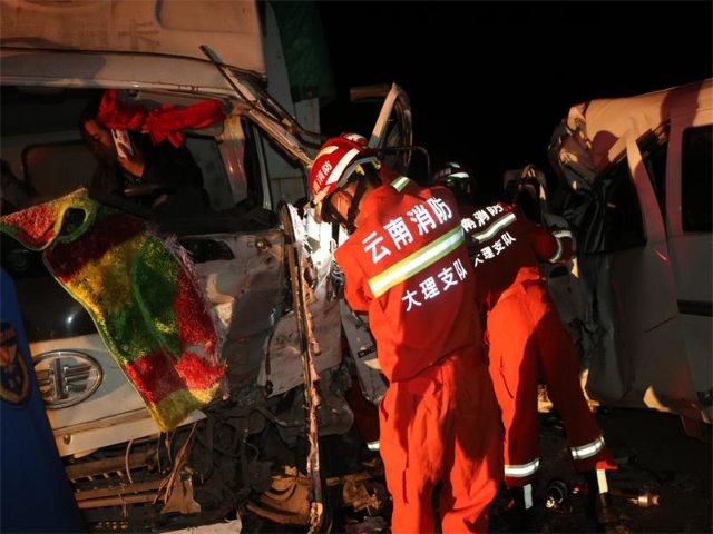 兩車相撞駕駛員被困，大理賓川消防緊急出動（消防供圖）