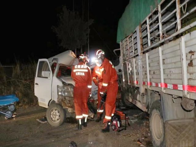 兩車相撞駕駛員被困，大理賓川消防緊急出動（消防供圖）