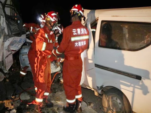 兩車相撞駕駛員被困，大理賓川消防緊急出動（消防供圖）
