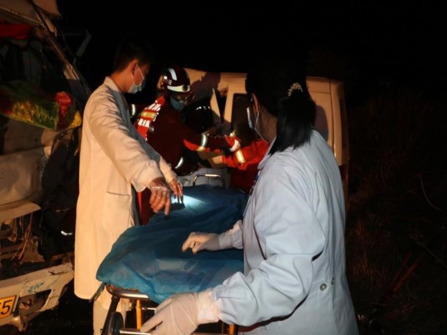 兩車相撞駕駛員被困，大理賓川消防緊急出動（消防供圖）