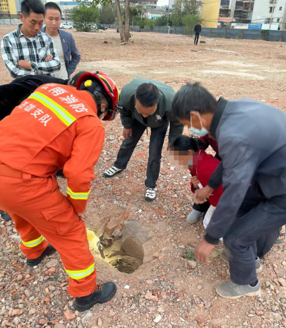 楚雄1歲幼童不慎墜井 救援人員成功營救（楚雄州楚雄市消防救援大隊 供圖）