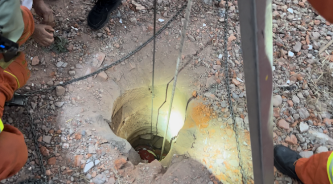 楚雄1歲幼童不慎墜井 救援人員成功營救（楚雄州楚雄市消防救援大隊 供圖）