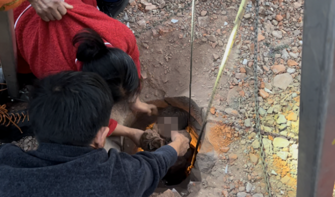 楚雄1歲幼童不慎墜井 救援人員成功營救（楚雄州楚雄市消防救援大隊 供圖）