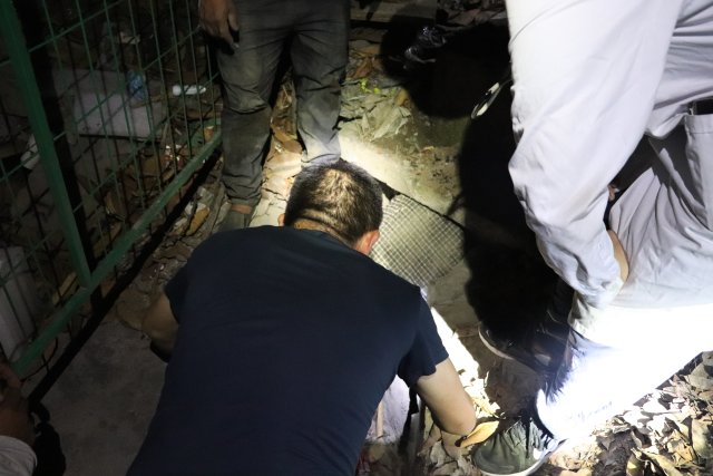 小孩鉆排水渠玩耍被困，保山民警邊唱著兒歌安撫邊救援（曼海邊境檢查站供圖）