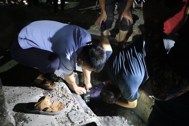 小孩鉆排水渠玩耍被困，保山民警邊唱著兒歌安撫邊救援（曼海邊境檢查站供圖）
