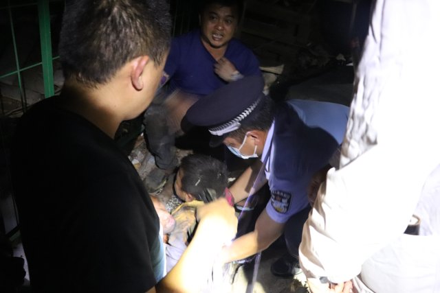 小孩鉆排水渠玩耍被困，保山民警邊唱著兒歌安撫邊救援（曼海邊境檢查站供圖）