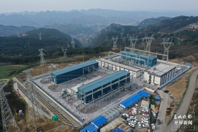 上崗啦！云南首座30毫米以上重冰區(qū)智能變電站投入運(yùn)行（開屏新聞記者 申時勛 通訊員 申登朝 趙亮 攝）