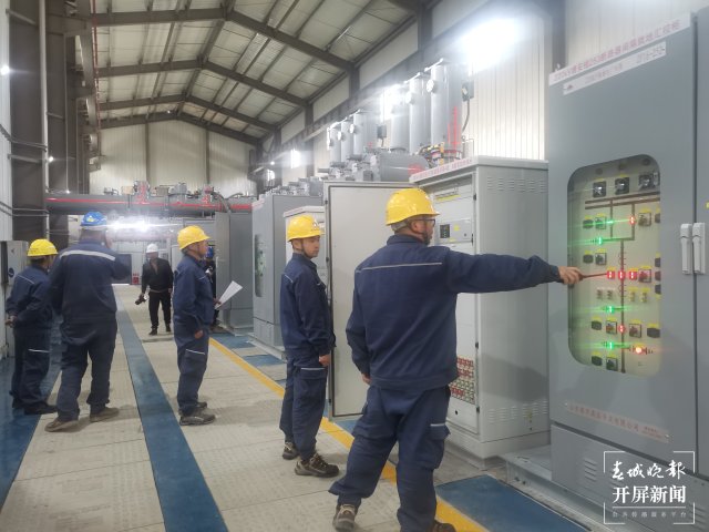 上崗啦！云南首座30毫米以上重冰區(qū)智能變電站投入運(yùn)行（開屏新聞記者 申時勛 通訊員 申登朝 趙亮 攝）