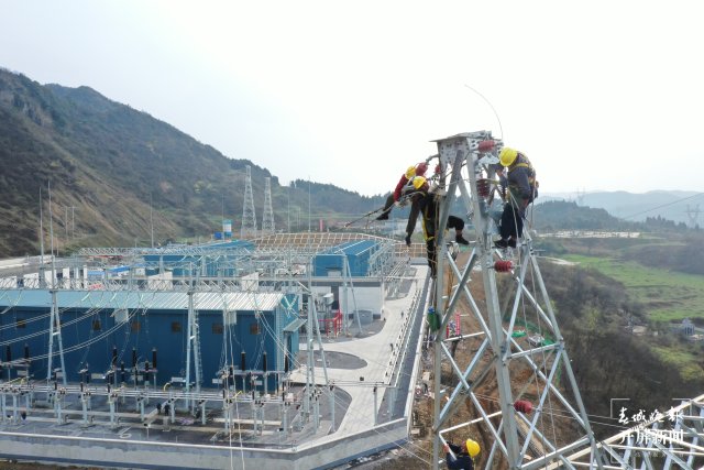 上崗啦！云南首座30毫米以上重冰區(qū)智能變電站投入運(yùn)行（開屏新聞記者 申時勛 通訊員 申登朝 趙亮 攝）