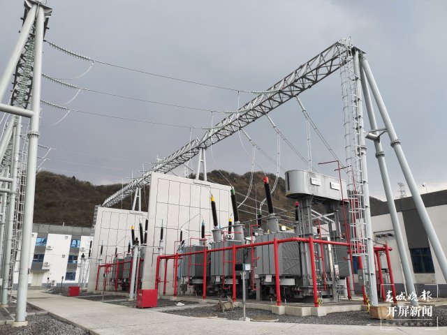 上崗啦！云南首座30毫米以上重冰區(qū)智能變電站投入運(yùn)行（開屏新聞記者 申時勛 通訊員 申登朝 趙亮 攝）