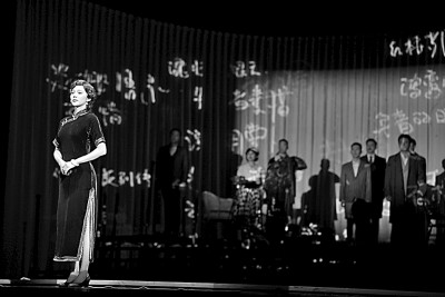 從未遠(yuǎn)去的那個身影——評浙江省話劇團(tuán)的《尋她芳蹤·張愛玲》