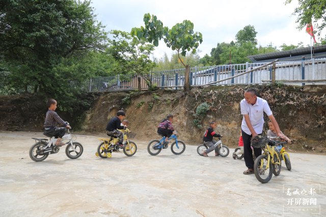 保山鄉(xiāng)村教師張有國(guó)再獲“云南好人”稱號(hào)（開屏新聞?dòng)浾?崔敏 通訊員 王樹森 攝）