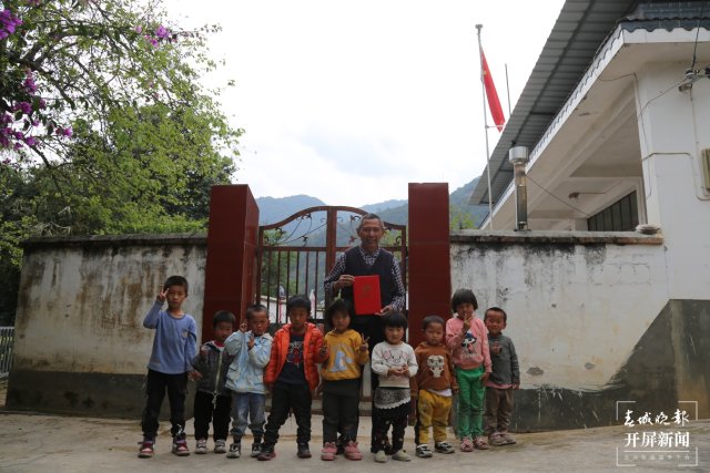 保山鄉(xiāng)村教師張有國(guó)再獲“云南好人”稱號(hào)（開屏新聞?dòng)浾?崔敏 通訊員 王樹森 攝）