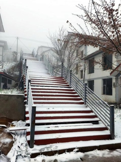 昆明東川下雪（圖片來源東川區(qū)融媒體中心）