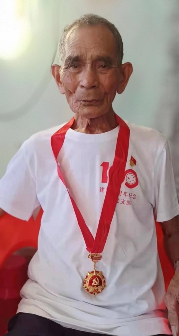 2021年7月1日，爺爺吳秀友戴上“光榮在黨50年”紀(jì)念章。