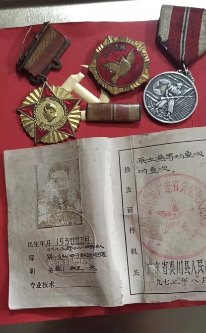 勛章從左到右分別是抗美援朝紀(jì)念勛章、“和平萬(wàn)歲”抗美援朝紀(jì)念獎(jiǎng)?wù)?、抗美援朝三等功銀質(zhì)勛章；下為吳秀友參加抗美援朝證書(shū)和立功說(shuō)明。