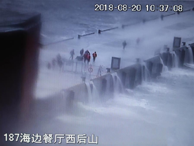 這是翻拍的2018年8月20日現(xiàn)場監(jiān)控錄像。錄像記錄了黃群、宋月才、姜開斌等同志搶救國家某重點(diǎn)試驗(yàn)平臺的場景。