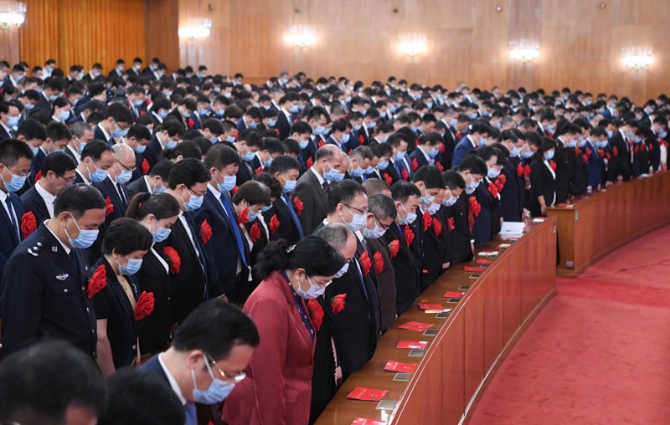 2020年9月8日上午，全國抗擊新冠肺炎疫情表彰大會在北京人民大會堂隆重舉行。這是全場肅立，向新冠肺炎疫情犧牲烈士和逝世同胞默哀。