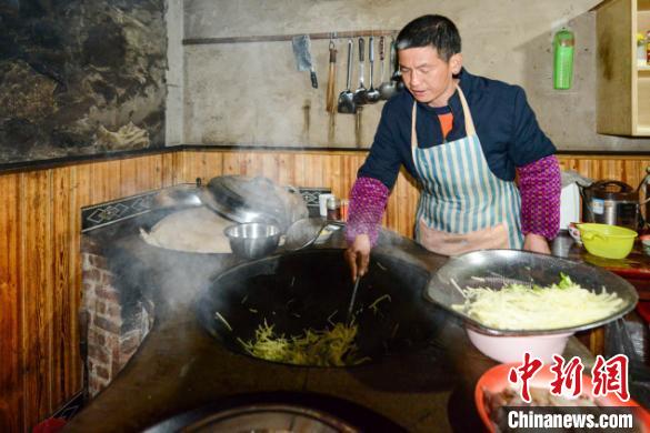 村民冉華龍開辦民宿，為游客提供餐飲服務(wù)?！『闻罾?攝