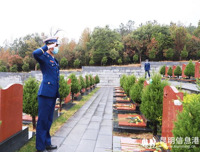 河南籍消防員馬玉博向河南籍烈士敬禮。王杰攝